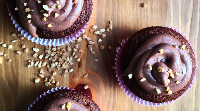 Haselnuss-Cupcakes mit Waldbeeren und Schoko-Icing