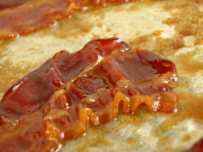 Mit Ahornsirup karamellisierter Bacon