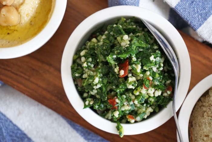 Tabbouleh und Hummus mit selbstgemachtem Brot