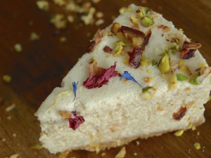 Milchreis-Törtchen mit Datteln, Pistazie und Rosenwasser   